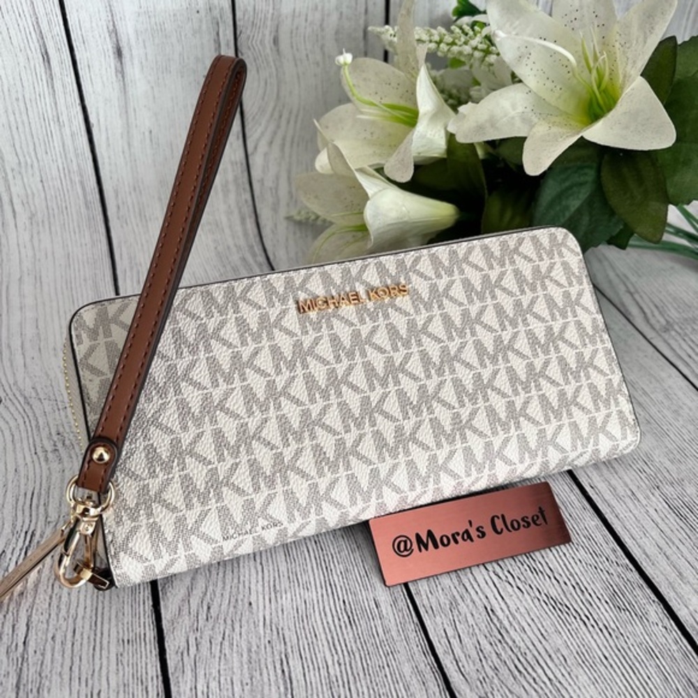 🦋Michael Kors Large Continental Wallet/Wristlet Vanilla